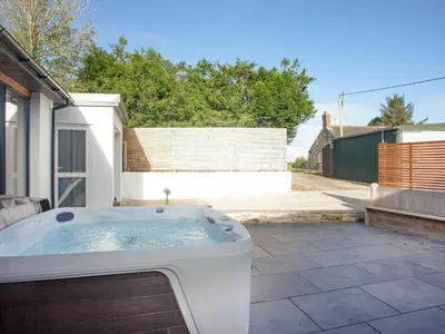 a jacuzzi tub in the backyard of a house at Vredehoek in Quethiock
