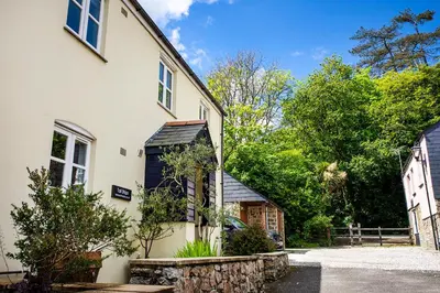 an exterior view of a white house at Tall Ships, Charlestown - two ticks from the harbour in Charlestown