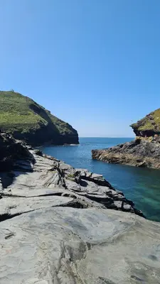 a rocky shoreline with the ocean in the background at Detached Bungalow in North Cornwall in Bodmin