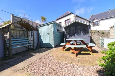 a picnic table and a shed in a yard at Padstow townhouse, close to harbour in Padstow