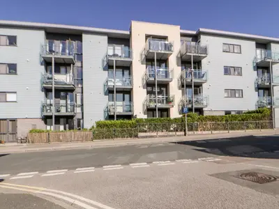 an empty street in front of an apartment building at 23 Tre Lowen in Newquay