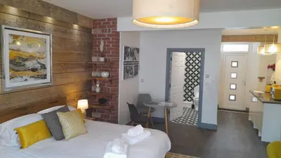 a bedroom with a bed and a kitchen in a room at Sandy Toes Accommodation in Par