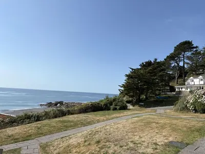 a path leading to a beach with a house at Mi Casa Su Casa - Mount Brioni in Downderry