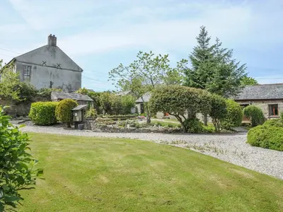 an estate with a barn and a garden at Nightingale Cottage in Liskeard