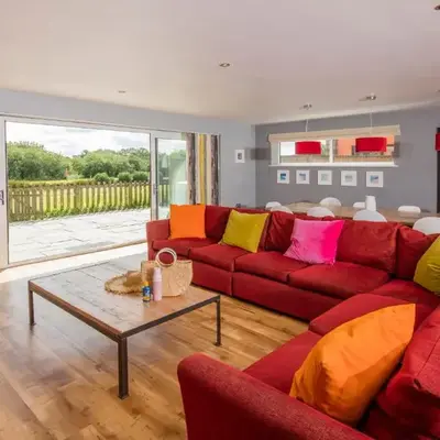 PointBreak Sleeps 12 with hot tub-Great celebration house-Dog friendly
