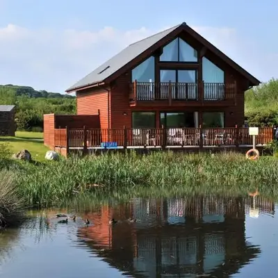 Swallow Lodge with Hot Tub