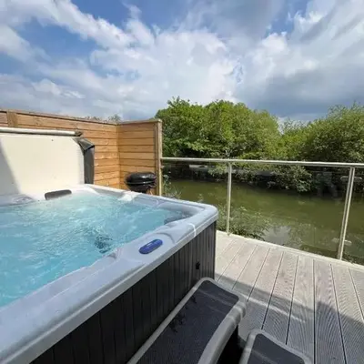 Waveside-Waterside with hot tubResort PoolGym