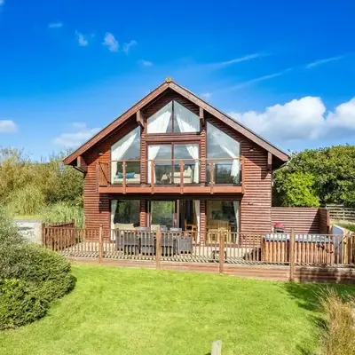 Skylark sleeps 8 private Hot Tub & Dogs welcome Nr Padstow