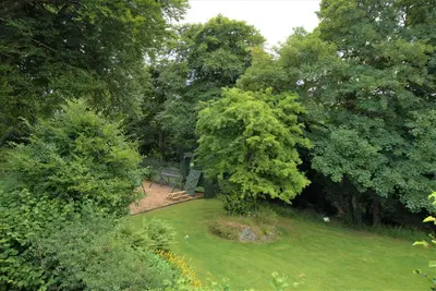 a garden with a fence and a tree at Ta Mill Cottages & Lodges - Meadowview Chalet 1 in Launceston