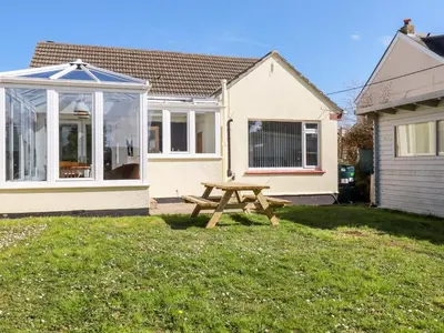a picnic table in the yard of a house at Seawynds in Newquay