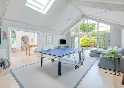 a ping pong table in a living room at Landers Field in Padstow