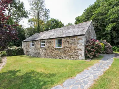 an old stone house in a garden at Mill Pond in Saint Minver