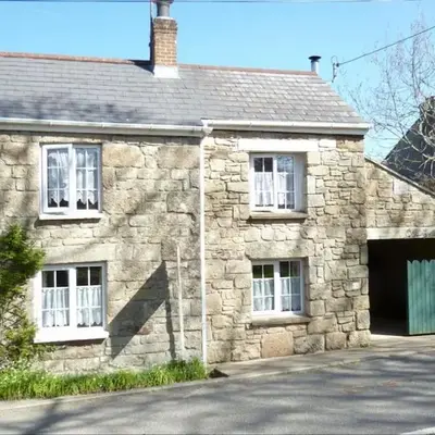 Lovely Cornish cottage in small village setting