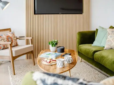 a living room with a green couch and a coffee table at Chi An Mor in Charlestown