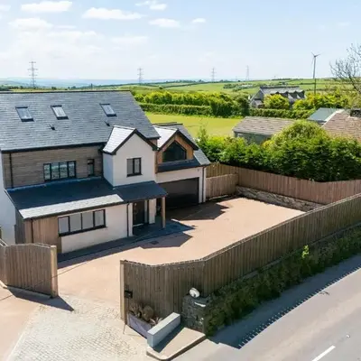 Shackled-Am-Not - Luxury home sleeps 8 with hot tub and games room North Cornwall