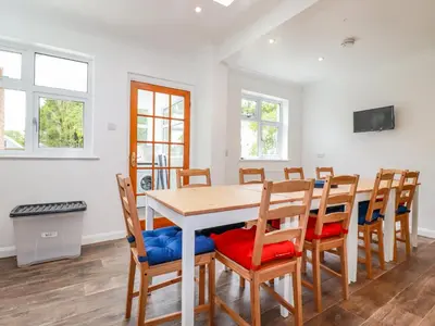 a dining room with a table and chairs at Pen-Y-Thon House in Newquay