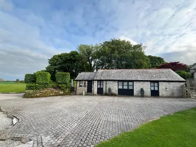 an old stone house with a driveway at The Lambing Shed, Cornwall in Altarnun