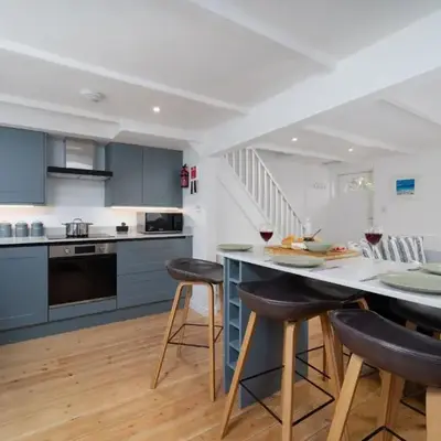 Karibu - Boutique Cottage with Parking - Short walk to Beach