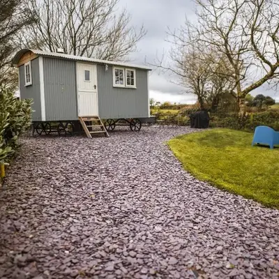Luxury Shepherd's Hut on Meadow with Outdoor Bath in Mid Cornwall