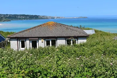 a small house on a hill near the ocean at C20 Y Worry, Riviere Towans in Hayle