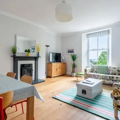 Manacles - Spacious flat near beach with sea views & parking