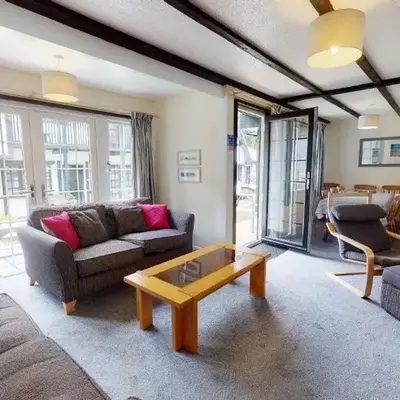 15 Tudor Court