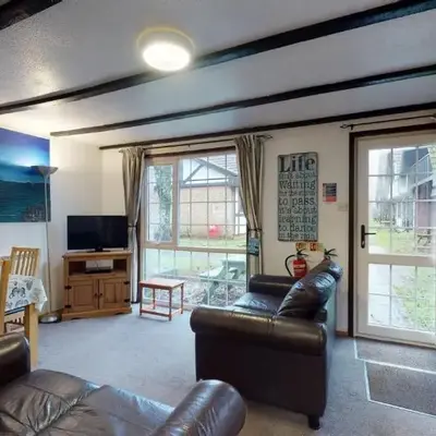 01 Tudor Court