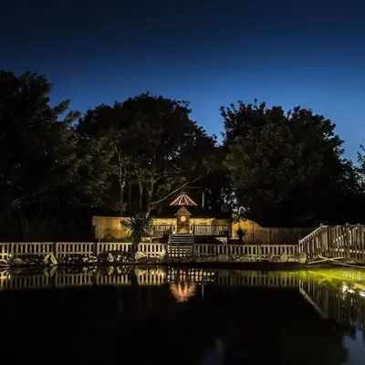 Romantic Treehouse with Hot Tub & BBQ Lodge