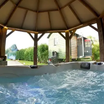 Romantic Retreat - Luxury Shepherds Hut + Hot Tub!