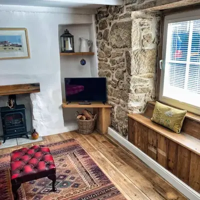 Knocker Cottage is a 3 bedroom made up of 1 double bedroom and 2 small double bedrooms in small village 10 min to beaches