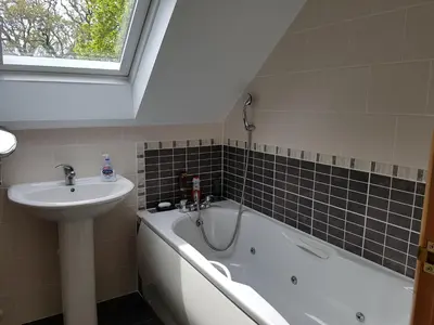 a bathroom with a sink and a bath tub next to a sink at Meadow Oak Accommodation in Bodmin