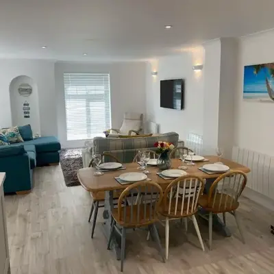 Surf's Up! Perfect base for holidays or work in Cornwall