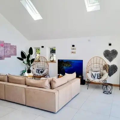4 Bed Villa Sleeps 8 -Private Terrace-Free parking