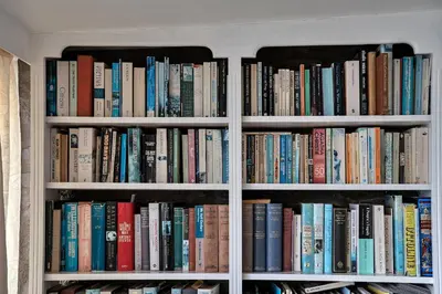 a book shelf filled with lots of books at Finest Retreats - Lesceave Cottage in Praa Sands